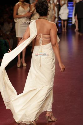 Richa Chadda displays the creation by Jewellery Designer Anand Shah by GSI