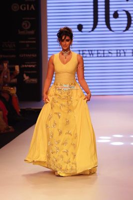 Ileana D'cruz walks the ramp for Jewellery Designer Preeti