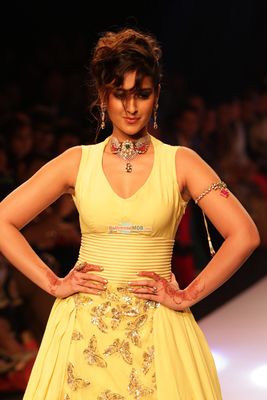Ileana D'cruz walks the ramp for Jewellery Designer Preeti