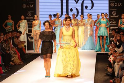 Ileana D'cruz walks the ramp for Jewellery Designer Preeti