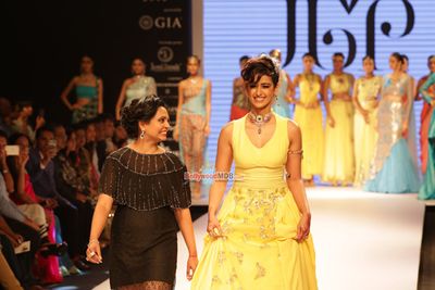 Ileana D'cruz walks the ramp for Jewellery Designer Preeti