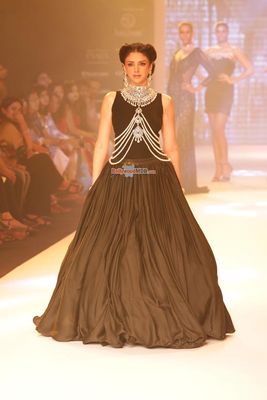 Aditi Rao Hydari & filmmaker Madhur Bhandarkar walks the Ramp for You Be Jewellery