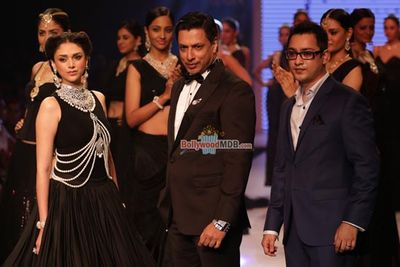 Aditi Rao Hydari & filmmaker Madhur Bhandarkar walks the Ramp for You Be Jewellery