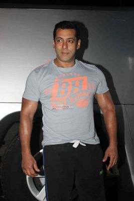 Salman Khan at Rs 300 Crore Success Celebration Press Meet of 'Bajrangi Bhaijaan'