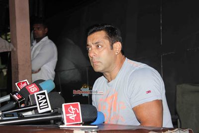 Salman Khan at Rs 300 Crore Success Celebration Press Meet of 'Bajrangi Bhaijaan'