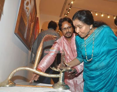Asha Bhosle at the Inauguration of artist Paramesh Paul's Painting Exhibition of 'Glory of the Ganges'