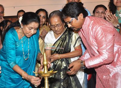 Asha Bhosle at the Inauguration of artist Paramesh Paul's Painting Exhibition of 'Glory of the Ganges'