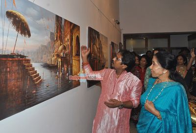 Asha Bhosle at the Inauguration of artist Paramesh Paul's Painting Exhibition of 'Glory of the Ganges'