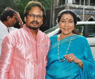 Asha Bhosle at the Inauguration of artist Paramesh Paul's Painting Exhibition of 'Glory of the Ganges'