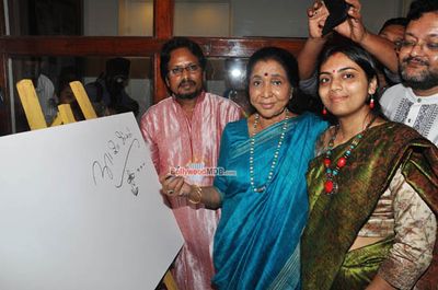 Asha Bhosle at the Inauguration of artist Paramesh Paul's Painting Exhibition of 'Glory of the Ganges'