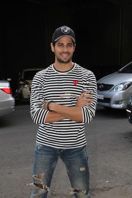 Siddharth Malhotra Launches Fitness Trainer Marika Johansson's Book 'Healthy Kitchen'