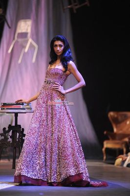 Ranbir Kapoor walks the ramp for Manish Malhotra at LFW Winter Festive 2015