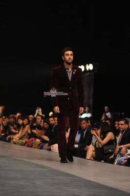 Ranbir Kapoor walks the ramp for Manish Malhotra at LFW Winter Festive 2015