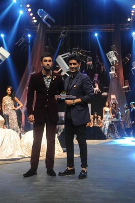 Ranbir Kapoor walks the ramp for Manish Malhotra at LFW Winter Festive 2015