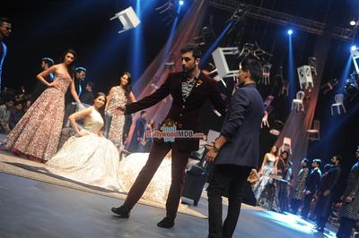 Ranbir Kapoor walks the ramp for Manish Malhotra at LFW Winter Festive 2015