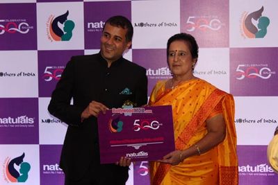 Sachin Tendulkar and A. R. Rahman at the felicitation of mothers for their sacrifice by Naturals Beauty and Salon