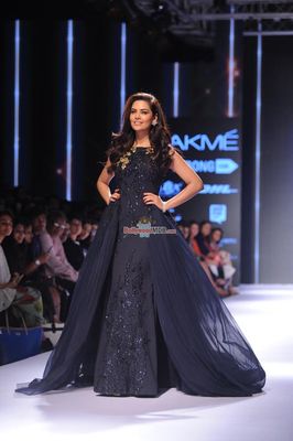 Esha Gupta walks the ramp for designer Ridhi Mehra show at LFW Winter Festive 2015