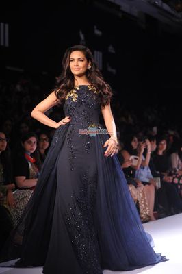 Esha Gupta walks the ramp for designer Ridhi Mehra show at LFW Winter Festive 2015
