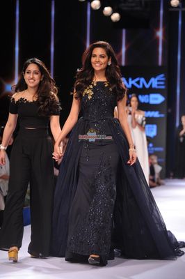 Esha Gupta walks the ramp for designer Ridhi Mehra show at LFW Winter Festive 2015