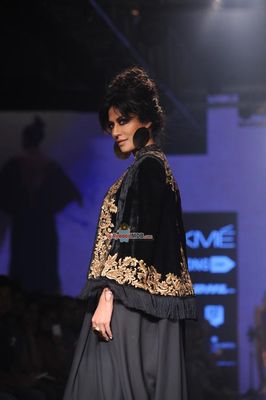 Chitrangada Singh and Ujjwala Raut walk the Ramp for Reliance Trends presents Tarun Tahiliani show at LFW Winter Festive 2015