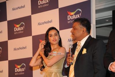 Farhan Akhtar and Shraddha Kapoor Unveil AkzoNobel's Monarch Gold as Colour of the Year 2016