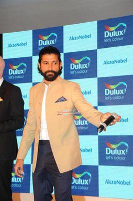 Farhan Akhtar and Shraddha Kapoor Unveil AkzoNobel's Monarch Gold as Colour of the Year 2016