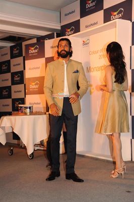 Farhan Akhtar and Shraddha Kapoor Unveil AkzoNobel's Monarch Gold as Colour of the Year 2016