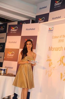 Farhan Akhtar and Shraddha Kapoor Unveil AkzoNobel's Monarch Gold as Colour of the Year 2016