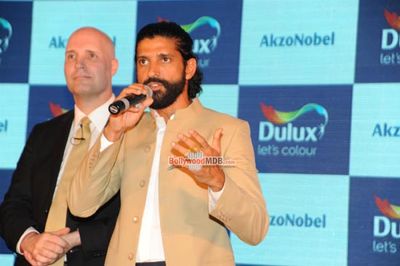 Farhan Akhtar and Shraddha Kapoor Unveil AkzoNobel's Monarch Gold as Colour of the Year 2016