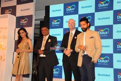 Farhan Akhtar and Shraddha Kapoor Unveil AkzoNobel's Monarch Gold as Colour of the Year 2016