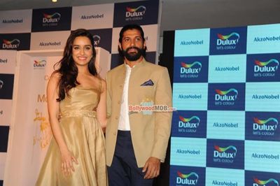 Farhan Akhtar and Shraddha Kapoor Unveil AkzoNobel's Monarch Gold as Colour of the Year 2016