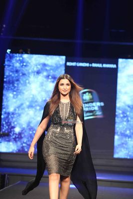 Parineeti Chopra Showstopper for designers Rohit Gandhi and Rahul Khanna at Blenders Pride Fashion Tour 2015