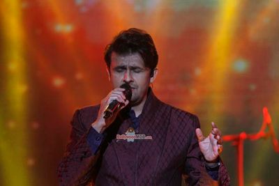 Sonu Nigam during the music concert Spirit of India by Chinmaya Mission