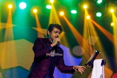 Sonu Nigam during the music concert Spirit of India by Chinmaya Mission