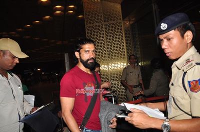 Siddharth Malhotra & Farhan Akhtar snapped at Mumbai International Airport