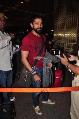 Siddharth Malhotra & Farhan Akhtar snapped at Mumbai International Airport