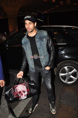 Siddharth Malhotra & Farhan Akhtar snapped at Mumbai International Airport