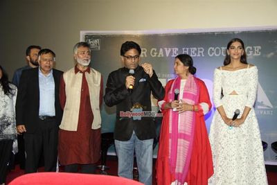 Sonam Kapoor with brothers of Neerja Bhanot, Aneesh and Akhil Bhanot at film 'Neerja' trailer launch