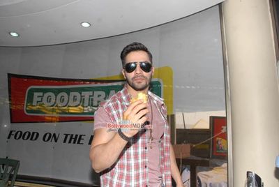 Varun Dhawan promotes his film 'Badlapur' by a Mumbai to Pune road trip
