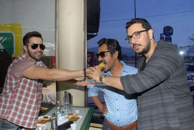 Varun Dhawan promotes his film 'Badlapur' by a Mumbai to Pune road trip