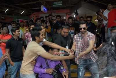 Varun Dhawan promotes his film 'Badlapur' by a Mumbai to Pune road trip