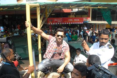 Varun Dhawan promotes his film 'Badlapur' by a Mumbai to Pune road trip