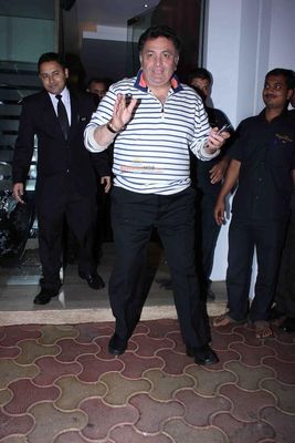 Kareena Kapoor, Saif Ali Khan, Karisma Kapoor, Rishi Kapoor, Neetu Kapoor at Randhir Kapoor's 68th birthday celebrations