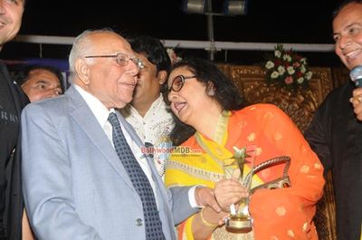 Bollywood and TV Celebs honoured at the Humlog Awards 2015