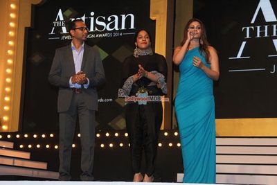 Sonam Kapoor, Malaika Arora Khan, Akshara Haasan at the 'The Artisan Jewellery Design Awards 2014'