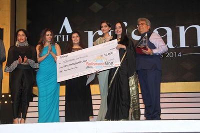 Sonam Kapoor, Malaika Arora Khan, Akshara Haasan at the 'The Artisan Jewellery Design Awards 2014'