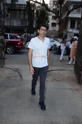 Kangana Ranaut, Neil Nitin Mukesh among Bollywood celebs at condolence meet of Madhur Bhandarkar's Mother
