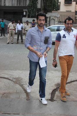 Kangana Ranaut, Neil Nitin Mukesh among Bollywood celebs at condolence meet of Madhur Bhandarkar's Mother