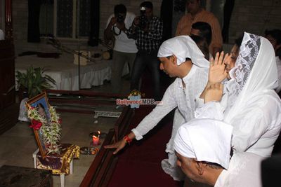 Kangana Ranaut, Neil Nitin Mukesh among Bollywood celebs at condolence meet of Madhur Bhandarkar's Mother