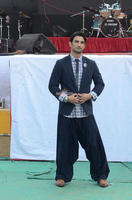 Sushant Singh Rajput at film 'Detective Byomkesh Bakshy!' inspired fashion show at Somaiya College